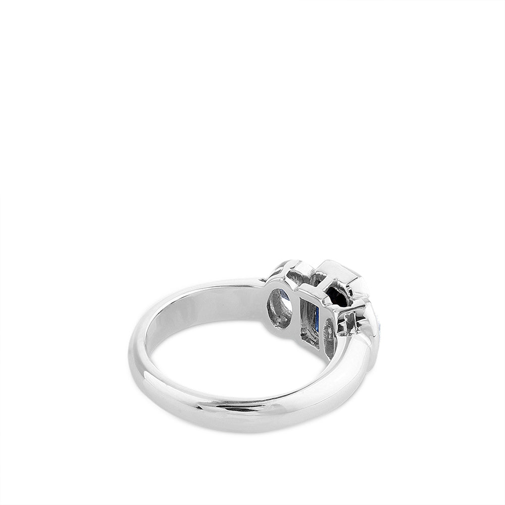 Sortija de oro blanco con diamantes y zafiro azul