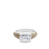 Sortija de oro blanco con diamante central talla princesa y diamantes amarillos