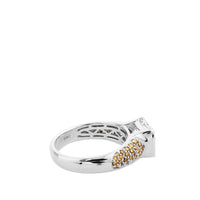 Sortija de oro blanco con diamante central talla princesa y diamantes amarillos