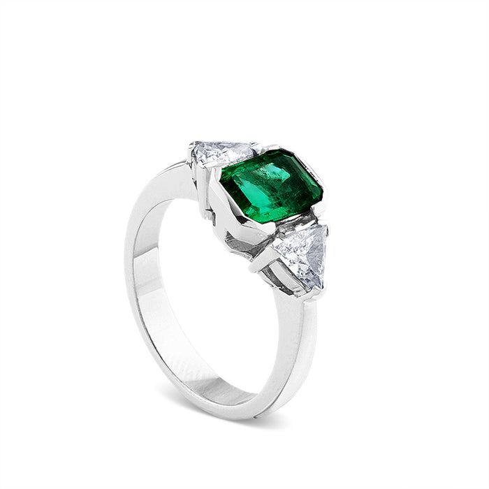 Sortija_esmerlada_oro_blanco_dos_diamantes_triangulares_vista_vertical_chocron_joyeros