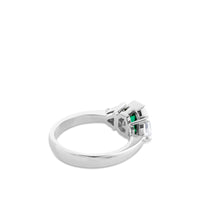 Sortija_esmerlada_oro_blanco_dos_diamantes_triangulares_vista_trasera_chocron_joyeros