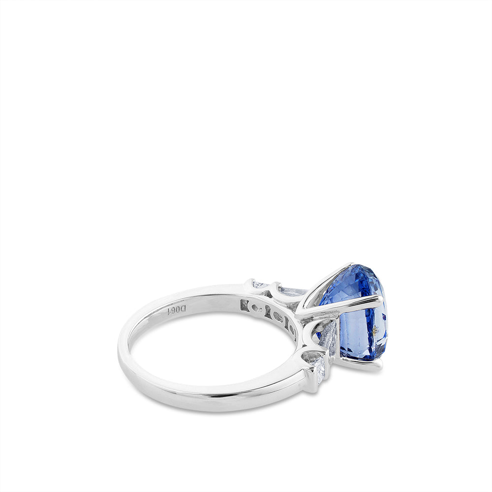 Sortija "Colección Privada" de oro blanco con zafiro oval y diamantes