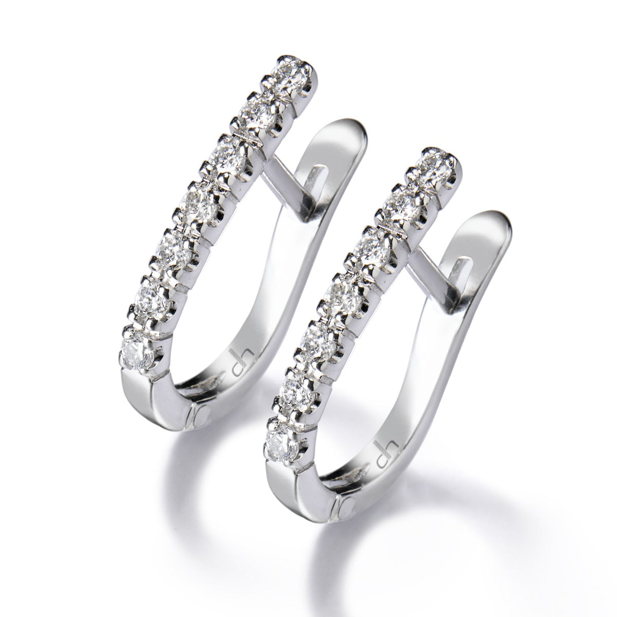 Pendientes de aro ovales de oro blanco con diamantes 0.19 quilates