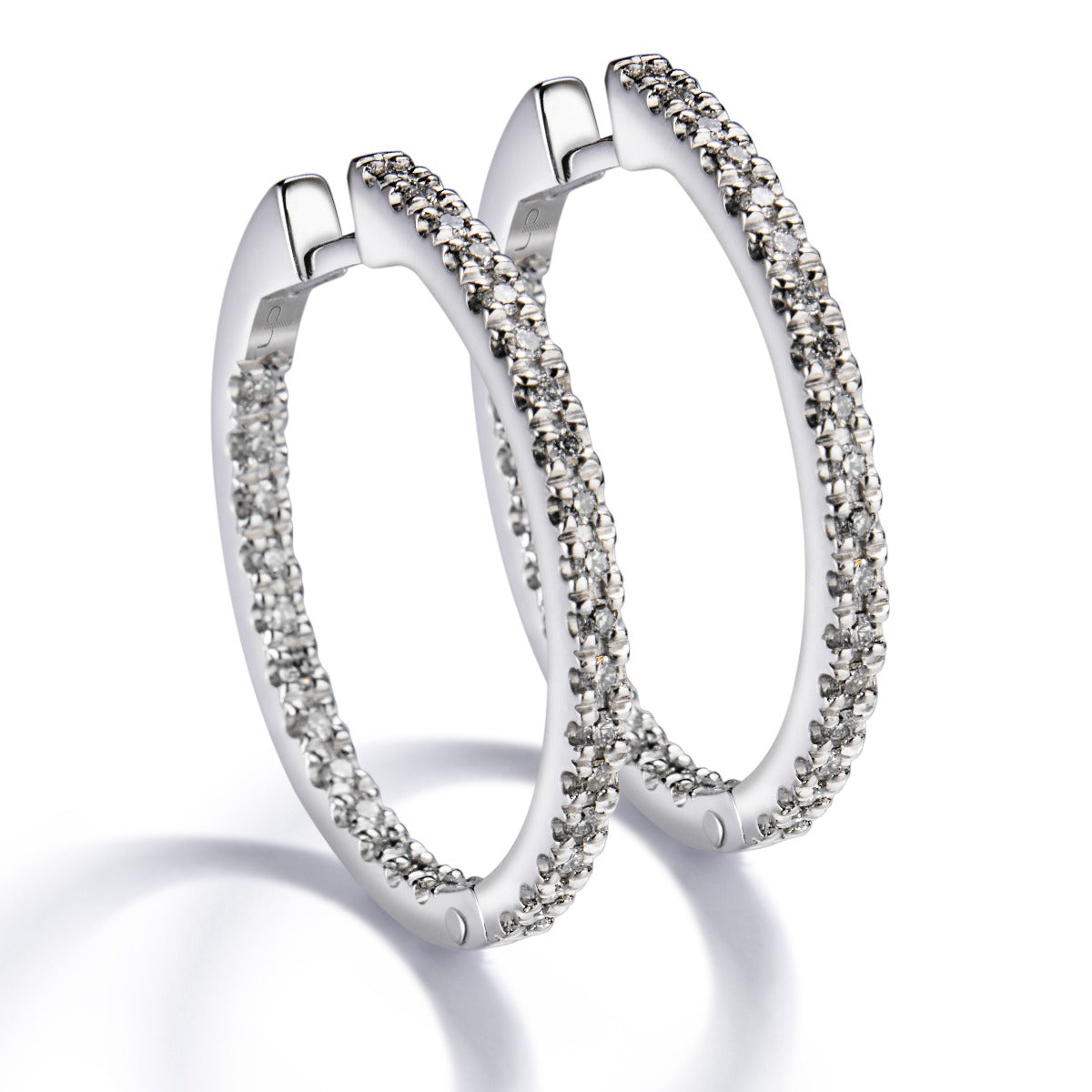 Pendientes de aro finos de oro blanco con diamantes 0.32 quilates