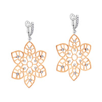 Pendientes de oro blanco y oro rosa con diamantes en forma de flor