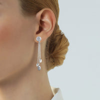 Pendientes largos de oro blanco y diamantes con cadenas en cascada