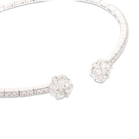 Pulsera rígida abierta de oro blanco con diamantes y terminaciones en flor