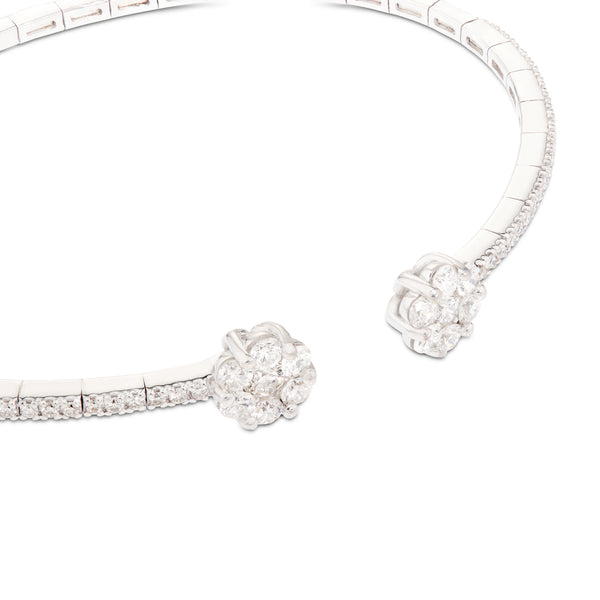 Pulsera rígida abierta de oro blanco con diamantes y terminaciones en flor