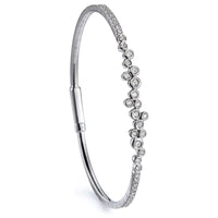 Pulsera_rigida_shiny_drops_oro_blanco_diamantes_chaton_garra Ref J5322PLB_Chocrón Joyeros