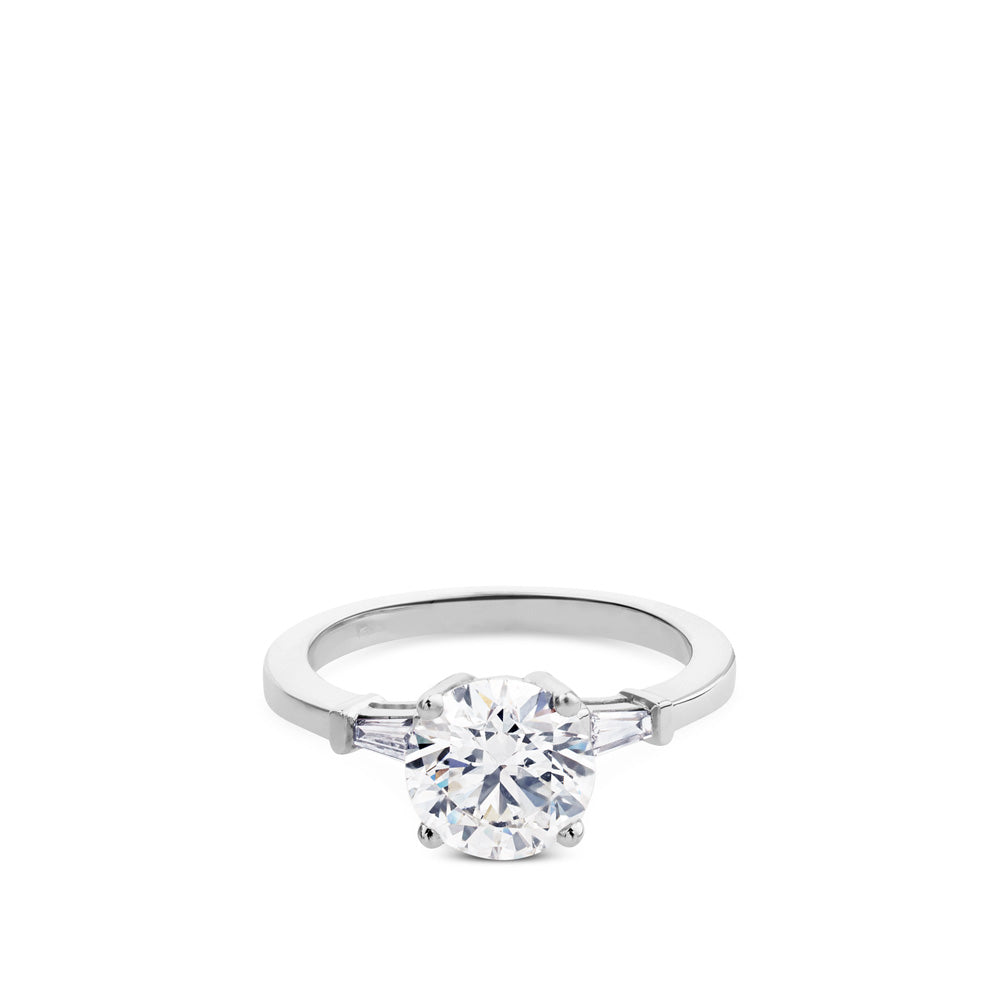 Solitario de oro blanco con diamante talla brillante y dos trapecios laterales