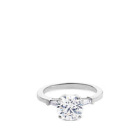 Solitario de oro blanco con diamante talla brillante y dos trapecios laterales