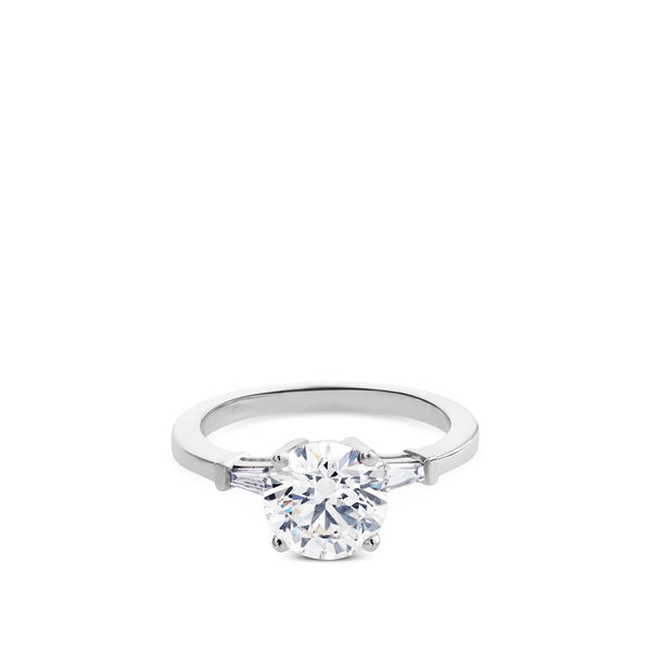 Solitario de oro blanco con diamante talla brillante y dos trapecios laterales