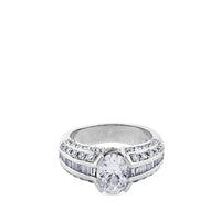 Solitario de oro blanco con diamante oval y diamantes talla baguette y brillante en montura