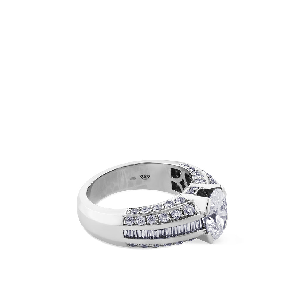 Solitario de oro blanco con diamante oval y diamantes talla baguette y brillante en montura