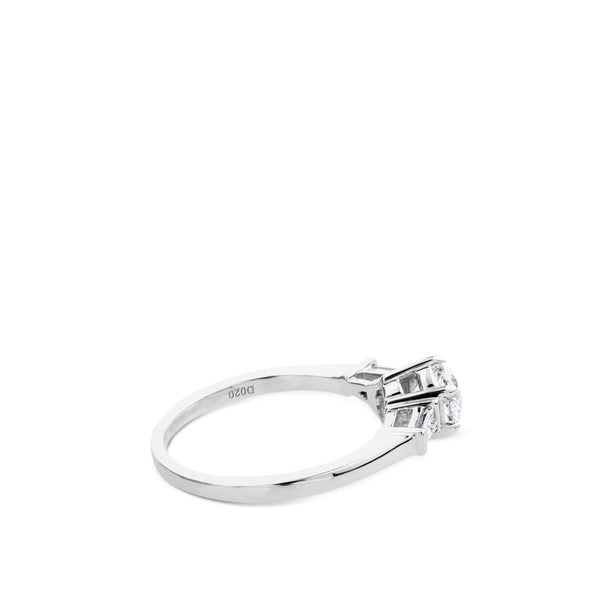 Solitario de oro blanco con diamante talla brillante y diamantes laterales talla trapecio