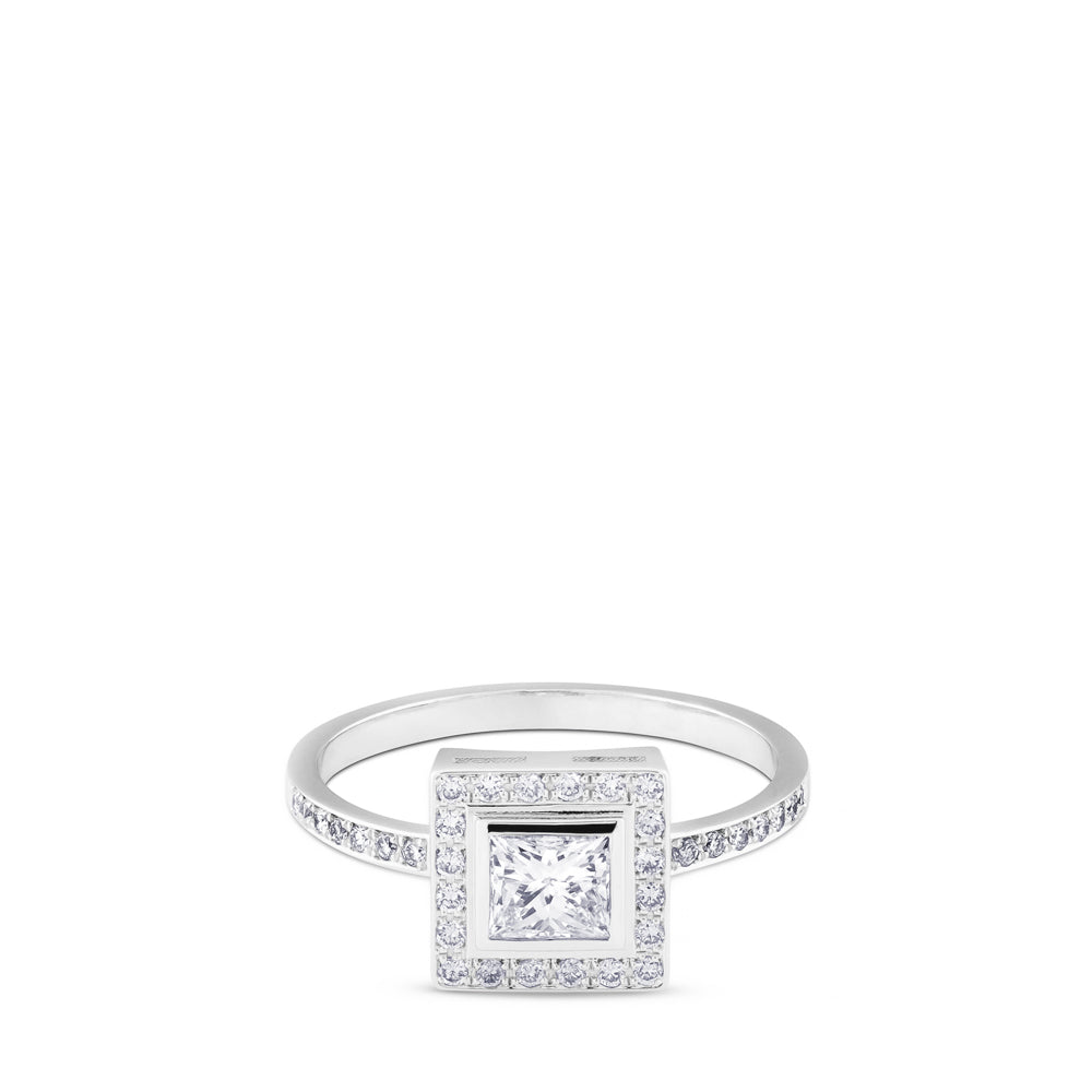 Sortija GeometriCh cuadrada de oro blanco con princesa y pavé de diamantes