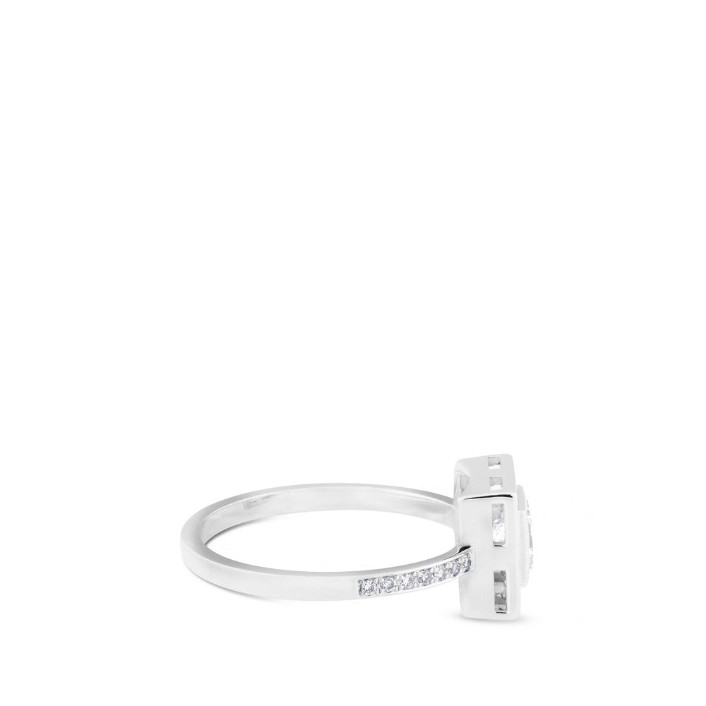 Sortija GeometriCh cuadrada de oro blanco con princesa y pavé de diamantes