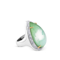Sortija de oro blanco con doblete de cuarzo verde y nácar talla marquise y pavé de diamantes