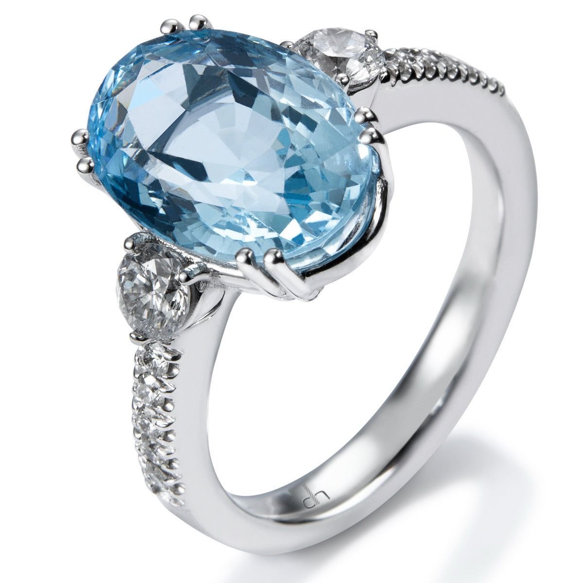 Sortija-oro-blanco-aguamarina-oval-diamantes - Ref J5243SB_Chocrón Joyeros