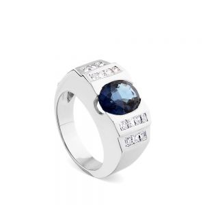 Sortija "Royal Trilogy" de oro blanco con zafiro oval y diamantes laterales