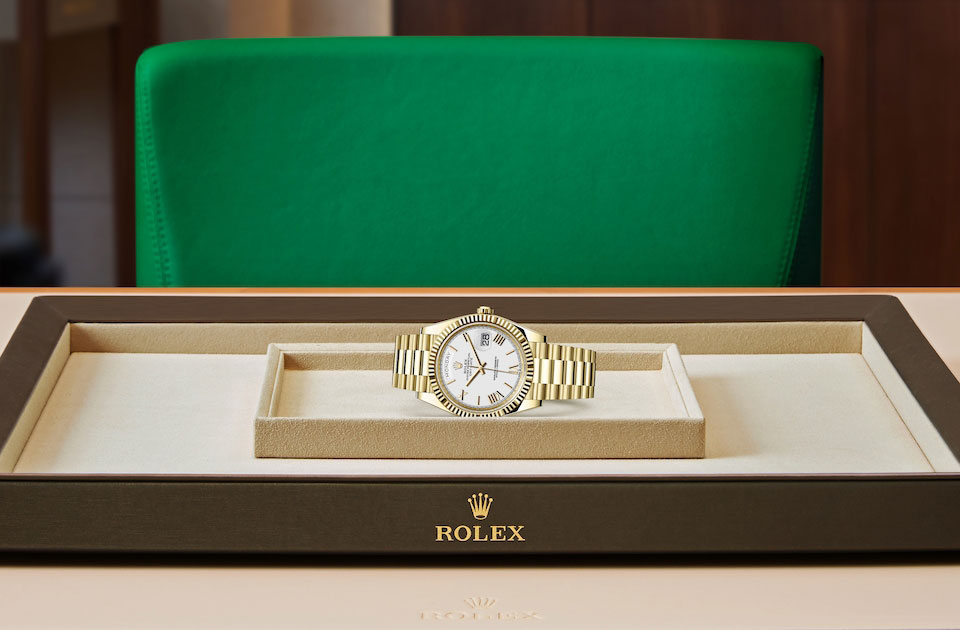 Presentación Rolex Day-Date 40 de oro amarillo y esfera blanca watchdesk en Chocrón Joyeros