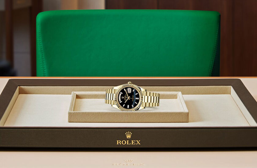 Presentación Rolex Day-Date 40 de oro amarillo y esfera engastado de ónice con diamantes watchdesk en Chocrón Joyeros