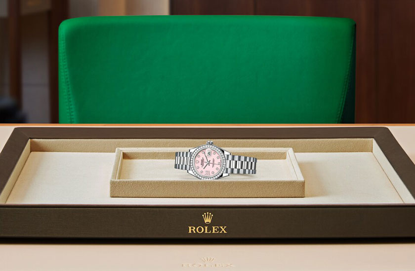 Presentación reloj Rolex Lady-Datejust de oro blanco, diamantes y esfera de ópalo rosa engastada de diamantesen Chocrón Joyeros