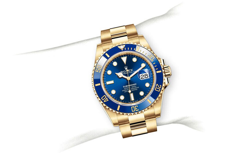 Simulación muñeca Rolex Submariner Date oro amarillo y esfera azul real en Chocrón Joyeros