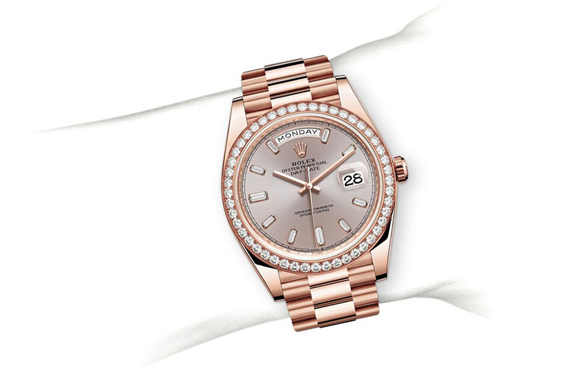 Simulación muñeca Rolex Day-Date 40 de oro Everose, diamantes y esfera sundust engastada con diamantes en Chocrón Joyeros